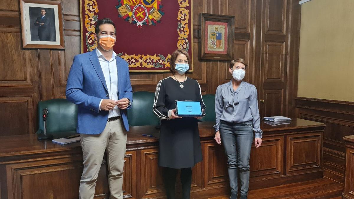 El teniente de alcalde, Ramón Fuertes; la alcaldesa, Emma Buj y la concejala de Hacienda, Rocío Féliz