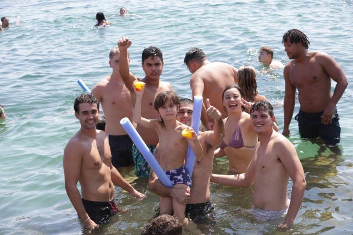 La suelta de patos de goma congrega a centenares de participantes en Can Picafort