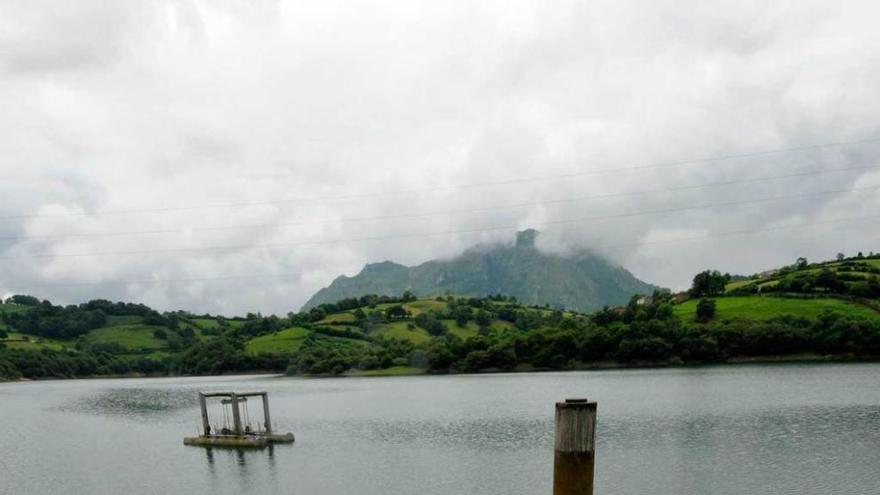 El embalse de los Alfilorios, en Morcín.