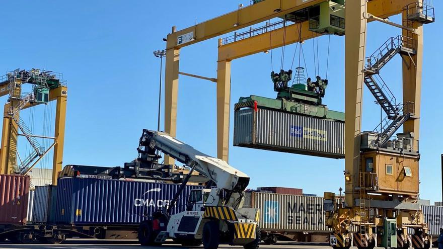 El trànsit de contenidors en tren creix un 9 % a Valenciaport després de l’aposta de les navilieres