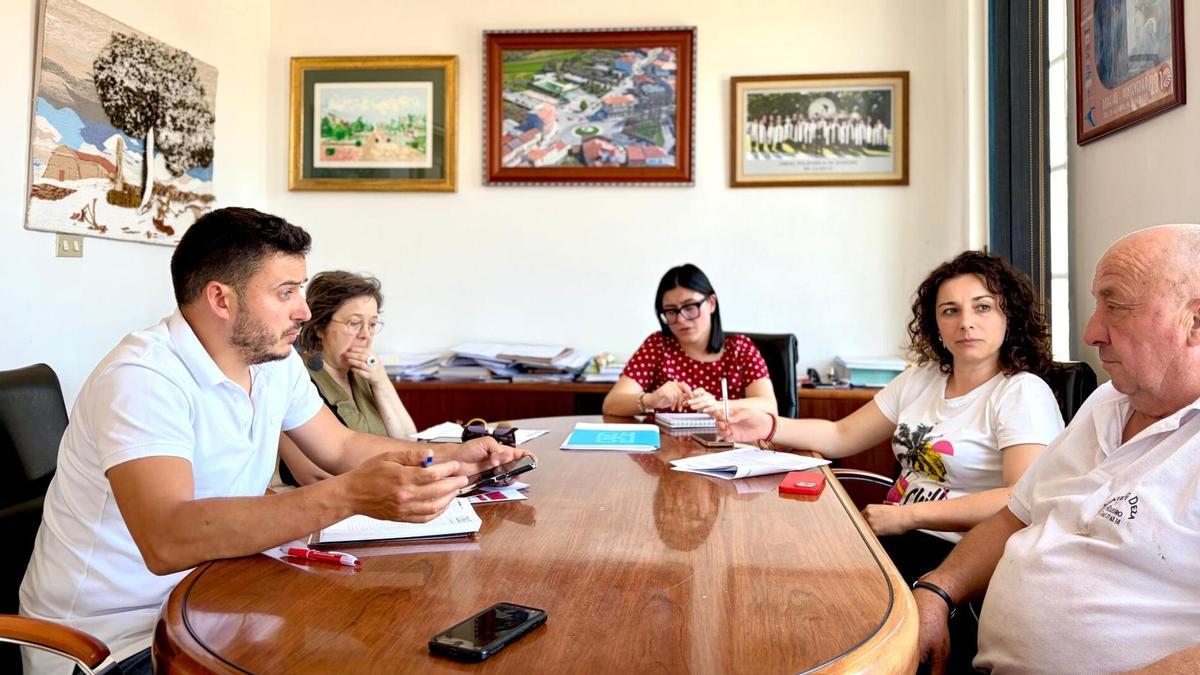 Asistentes a la junta de gobierno local de Rodeiro.