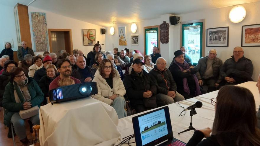 Un centenar de vecinos acudieron ayer a la presentación de los resultados de la excavación.