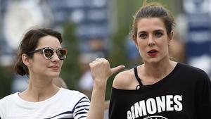 Carlota Casiraghi (derecha), con la actriz Marion Cotillard, en verano del 2015.