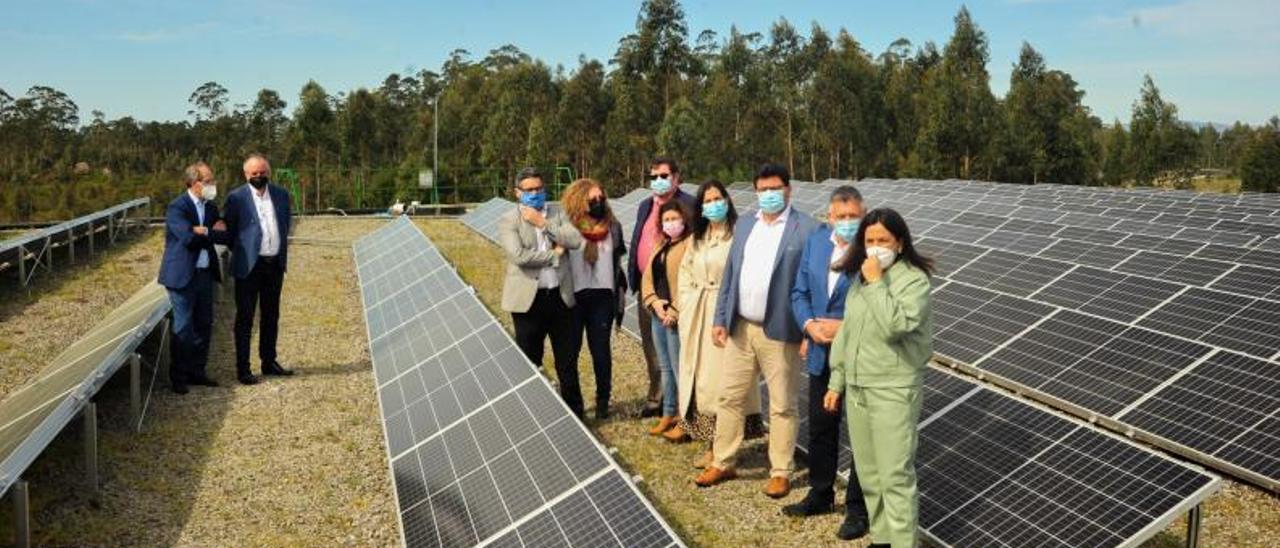 Alcaldes y representantes de la Xunta, junto a la planta fotovoltaica de la depuradora de Treviscoso.   | // IÑAKI ABELLA