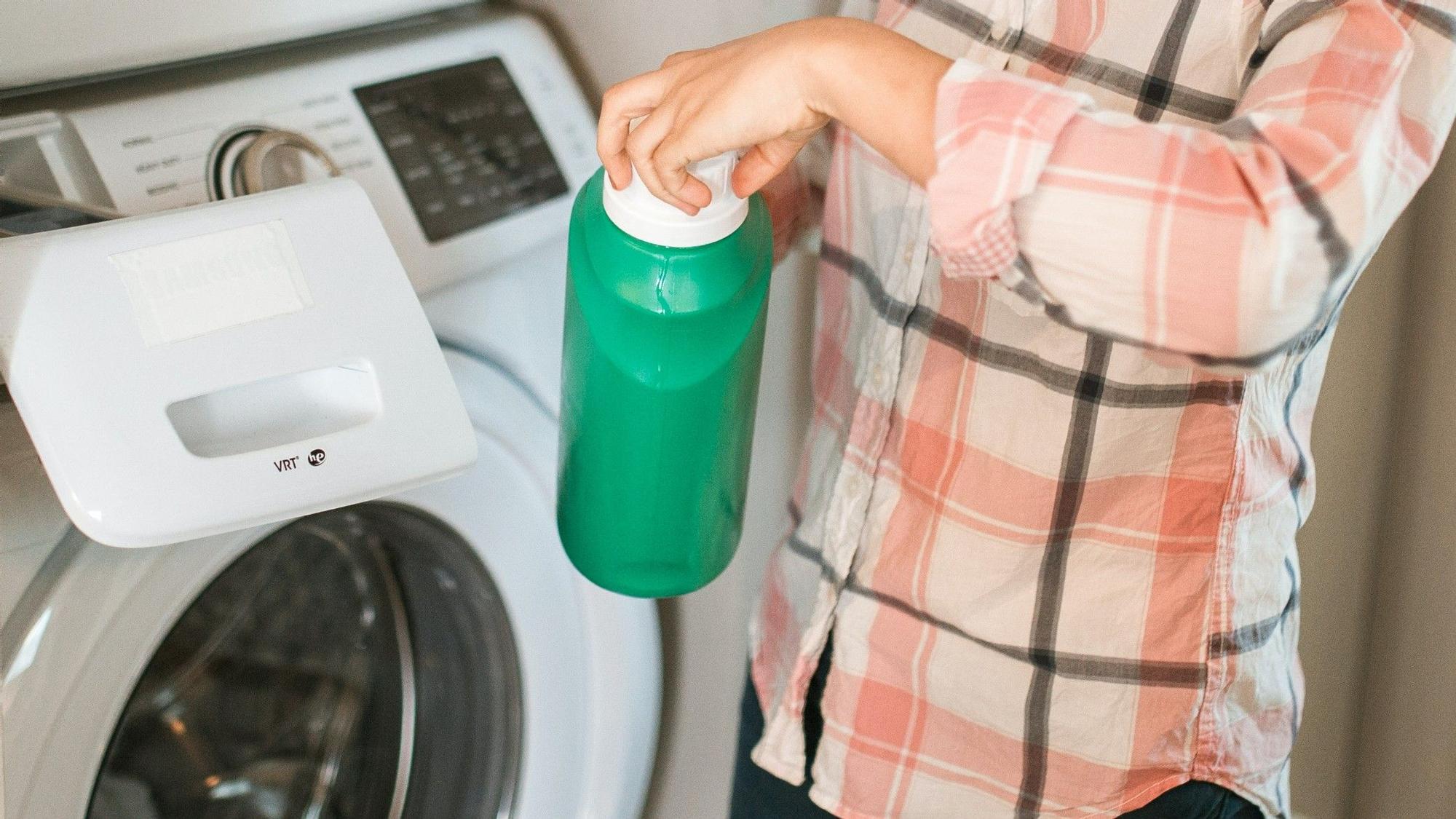 Fabrica tu propio detergente líquido para la ropa con la OCU