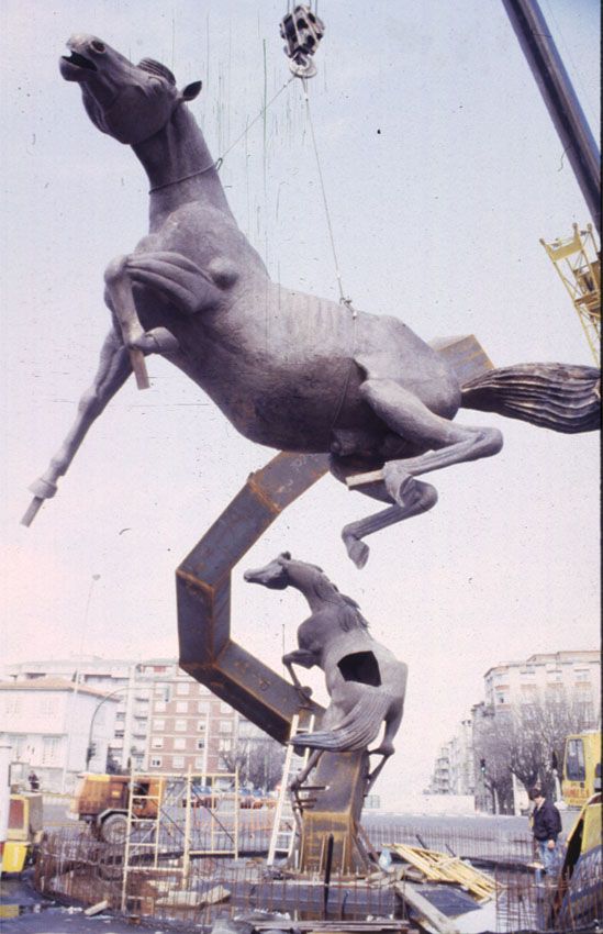 Instalación del monumento a los caballos en Praza de España en 2002, supervisadas por el propio escultor