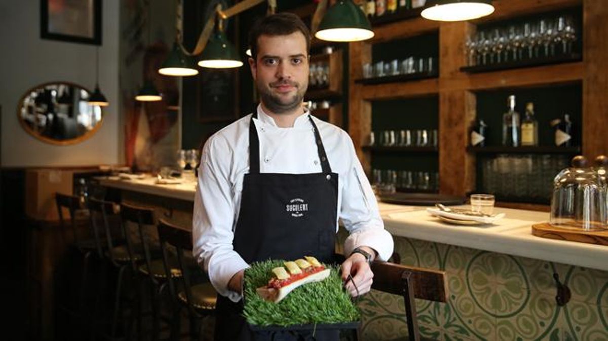 Recepta de Toni Romero del restaurant Suculent: bistec tàrtar amb moll de l’os.