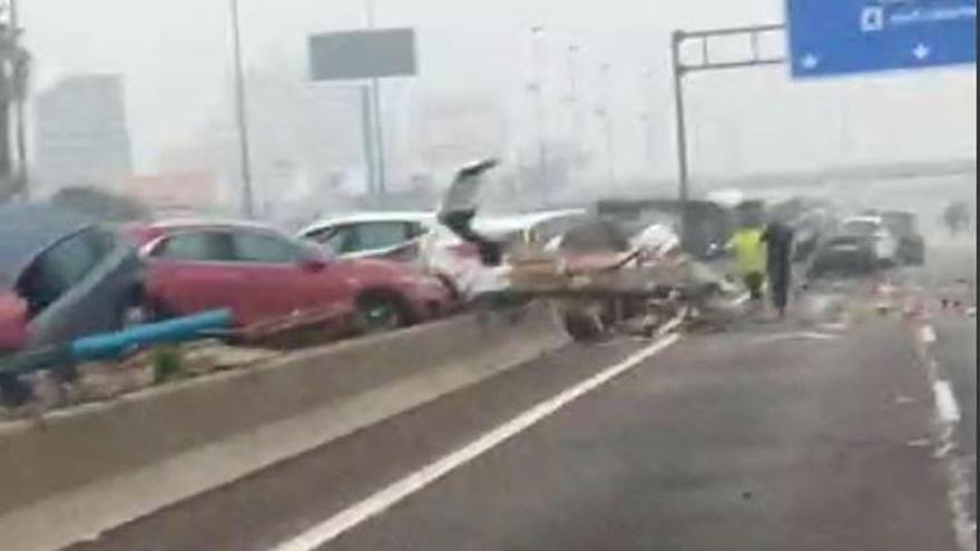 Imágenes de cómo quedó ayer la pista de Silla devastada y con coches amontonados