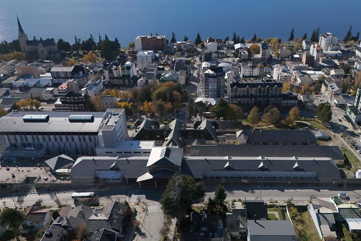 Aerial view of the Bariloche Zonal Hospital where a patient infected with hantavirus is hospitalized in intensive care in San Carlos de Bariloche, Río Negro, Argentina on May 10, 2026. The hantavirus outbreak on the cruise ship Hondius, which sailed from Ushuaia—linked to a Dutch couple who had travelled through Argentina—has refocused attention on Epuyren, an Andean town of 2,400 inhabitants where the virus left 34 cases and 11 deaths between December 2018 and March 2019. (Photo by JUAN MABROMATA / AFP). TO GO WITH AFP STORY BY LEILA MACOR