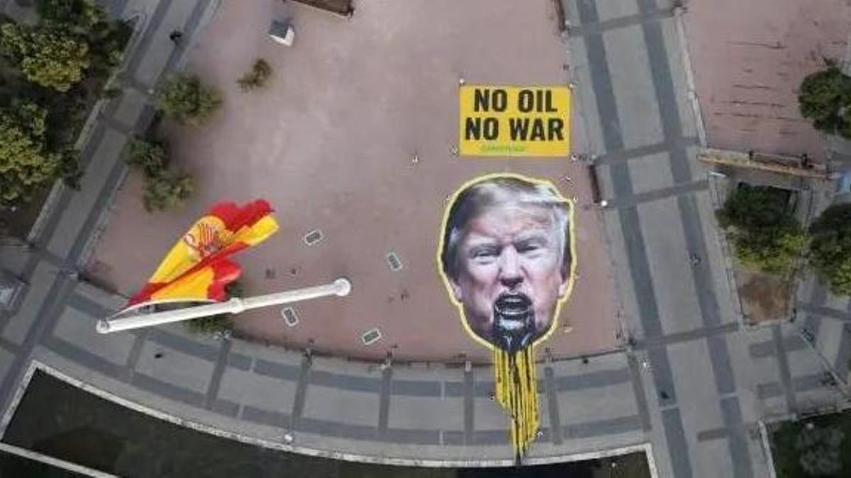 Greenpeace despliega en Colón una pancarta de Trump vomitando petróleo