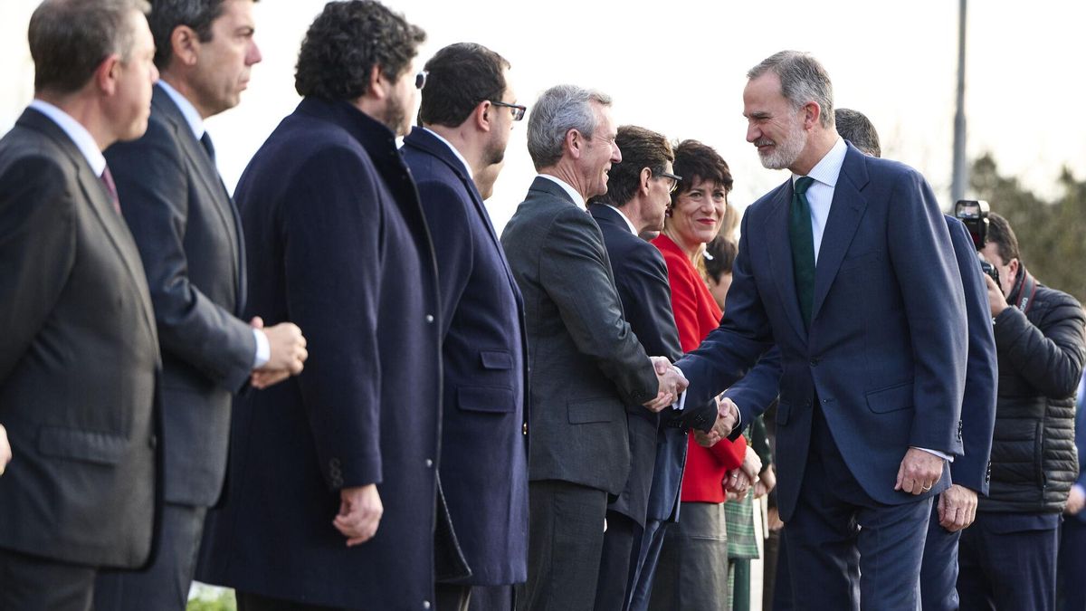 El presidente del Gobierno, Pedro Sánchez y el Rey, Felipe VI, saludan al presidente de la Xunta de Galicia, Alfonso Rueda, a su llegada a la XXVII Conferencia de Presidentes, en el Palacio de la Magdalena, a 13 de diciembre de 2024, en Santander, Cantabria (España).