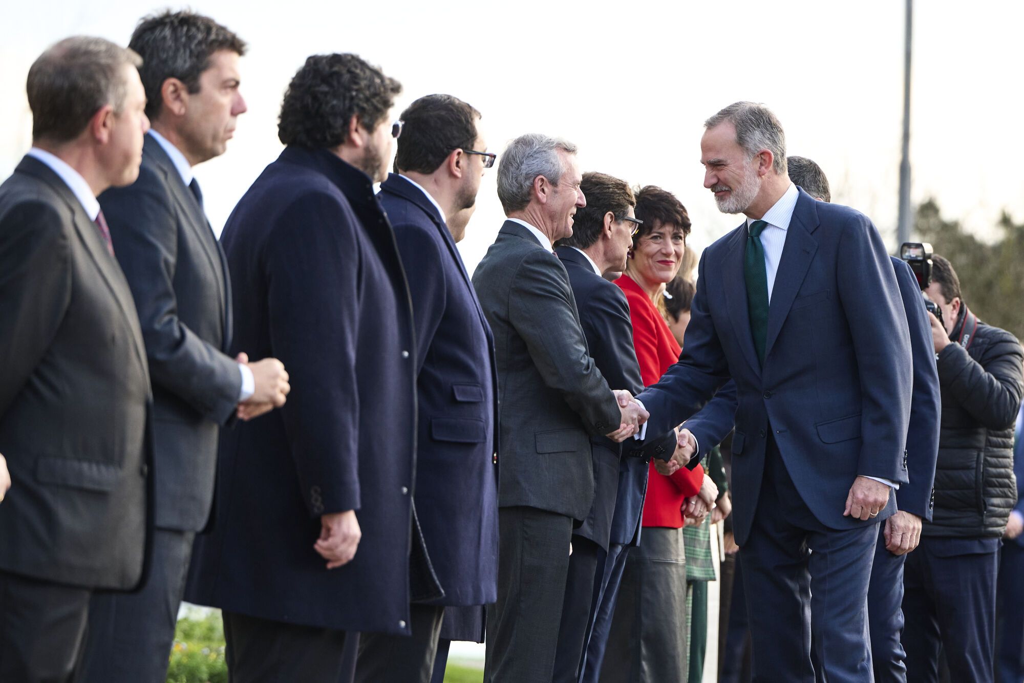 El presidente del Gobierno, Pedro Sánchez y el Rey, Felipe VI, saludan al presidente de la Xunta de Galicia, Alfonso Rueda, a su llegada a la XXVII Conferencia de Presidentes, en el Palacio de la Magdalena, a 13 de diciembre de 2024, en Santander, Cantabria (España).
