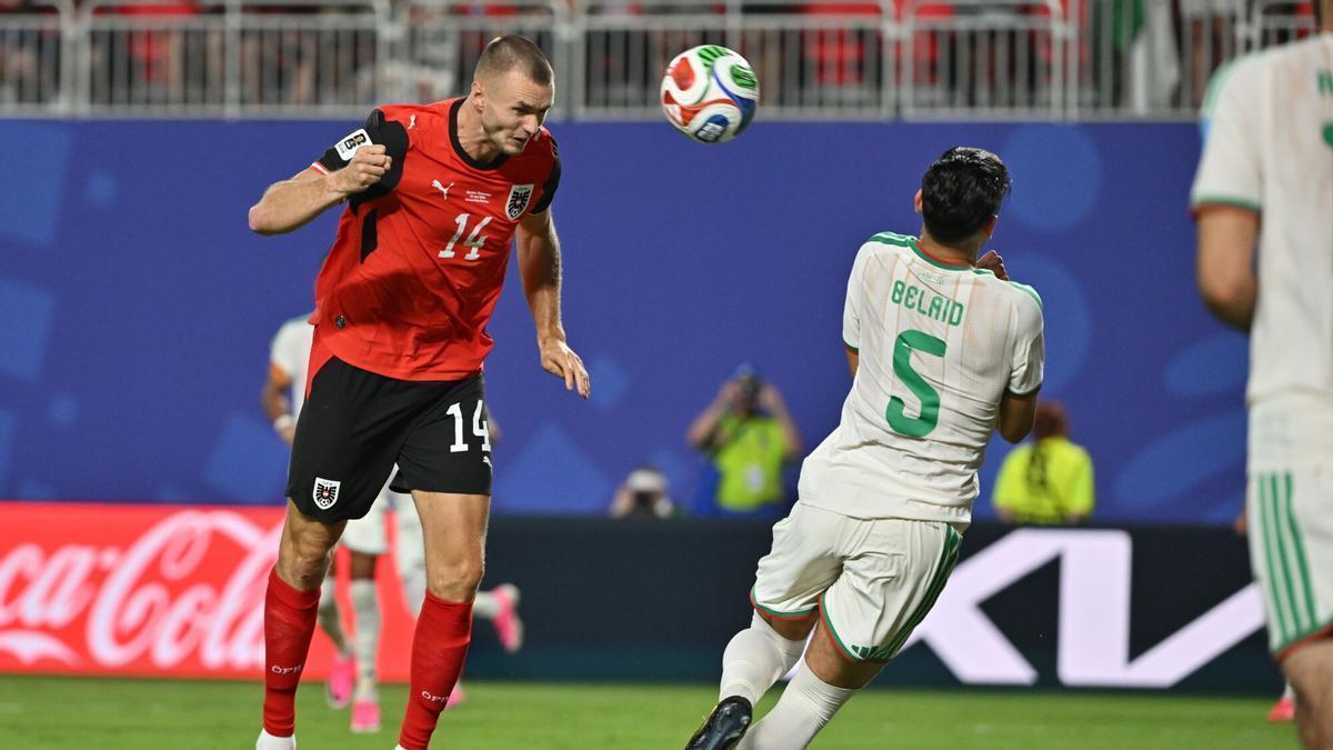 Sasa Kalajdzic, d’Àustria, marca el 3-3 durant el partit de la fase de grups de la Copa del Món de la FIFA 2026 entre Algèria i Àustria a Kansas City, als Estats Units.