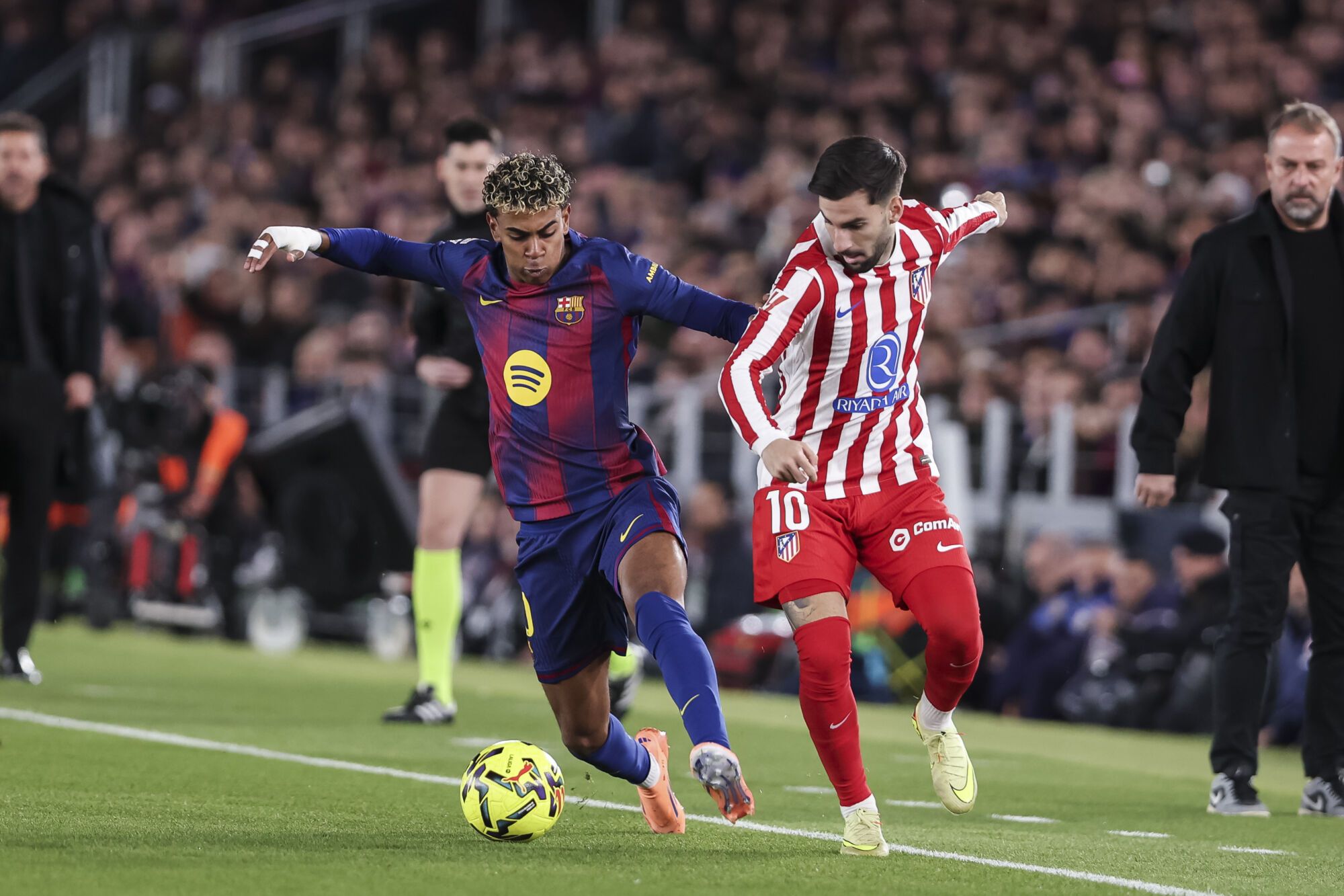 Alex Baena of Atletico de Madrid and Lamine Yamal of FC Barcelona compete for the ball during the Spanish league, La Liga EA Sports, football match played between FC Barcelona and Atletico de Madrid at Spotify Camp Nou stadium on December 02, 2025 in Barcelona, Spain. AFP7 02/12/2025 ONLY FOR USE IN SPAIN. Javier Borrego / AFP7 / Europa Press;2025;SPORT;ZSPORT;SOCCER;ZSOCCER;FC Barcelona v Atletico de Madrid - La Liga EA Sports;
