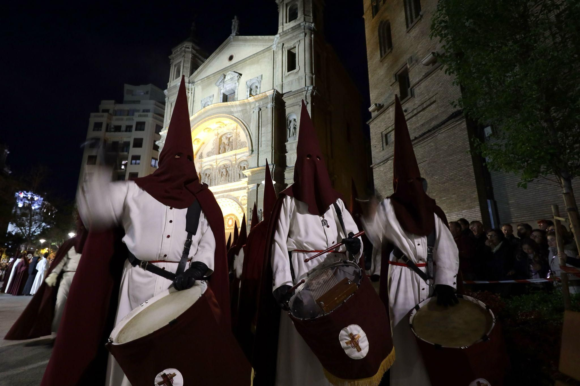 En imágenes | Zaragoza se conmueve con el 'Encuentro' de Jesús del Calvario y la Virgen de los Dolores