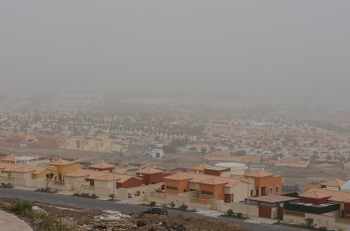 Archivo - La calima visible en el Puerto del Rosario, a 13 de febrero de 2023, en Fuerteventura, Canarias (España).