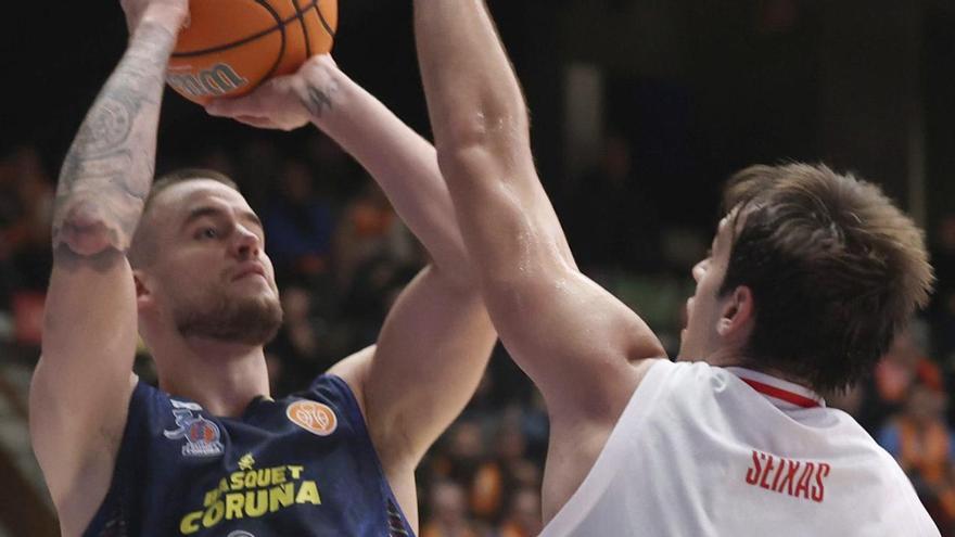 Dino Radoncic tira a canasta por encima de Diogo Seixas.
