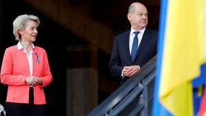 La presidenta de la Comisión Europea, Ursula von der Leyen, y el canciller alemán, Olaf Scholz, a la entrada de la conferencia.