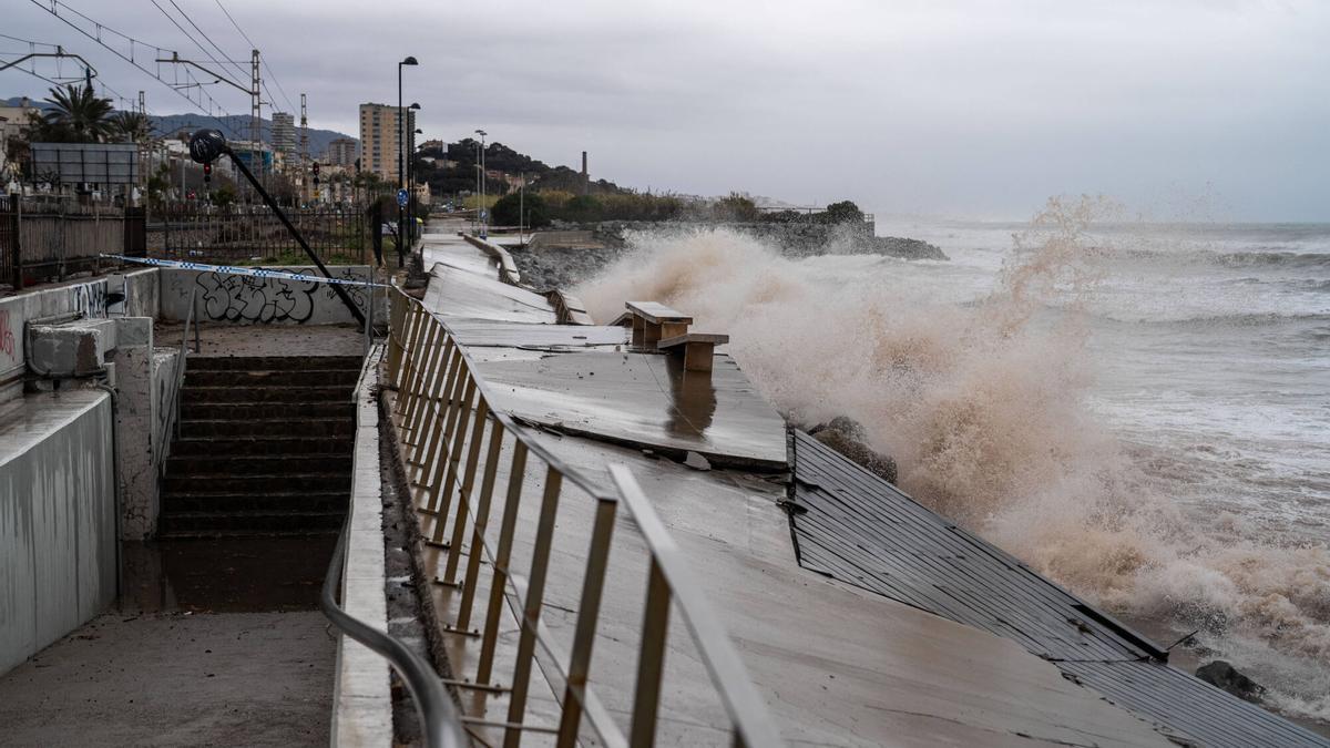 Graves destrozos en el paseo marítimo y la zona de vías del tren en Badalona a causa del temporal de levante