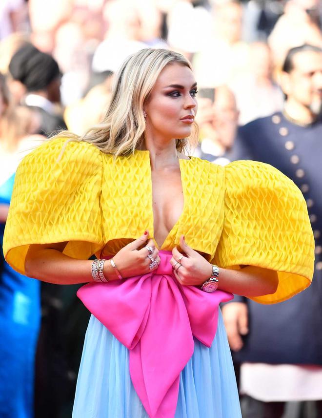La cantante Tallia Storm con vestido a todo color de Yanina Couture en la ceremonia de apertura del Festival de Cannes 2022