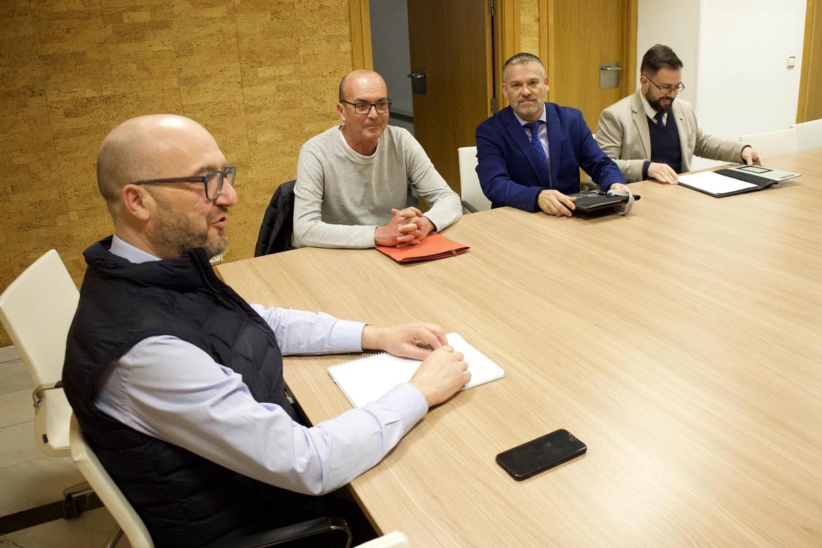 Un momento de la reunión del sector de loa eurotaxis y su abogado, Valentín Fernández, con el edil Muñoz.