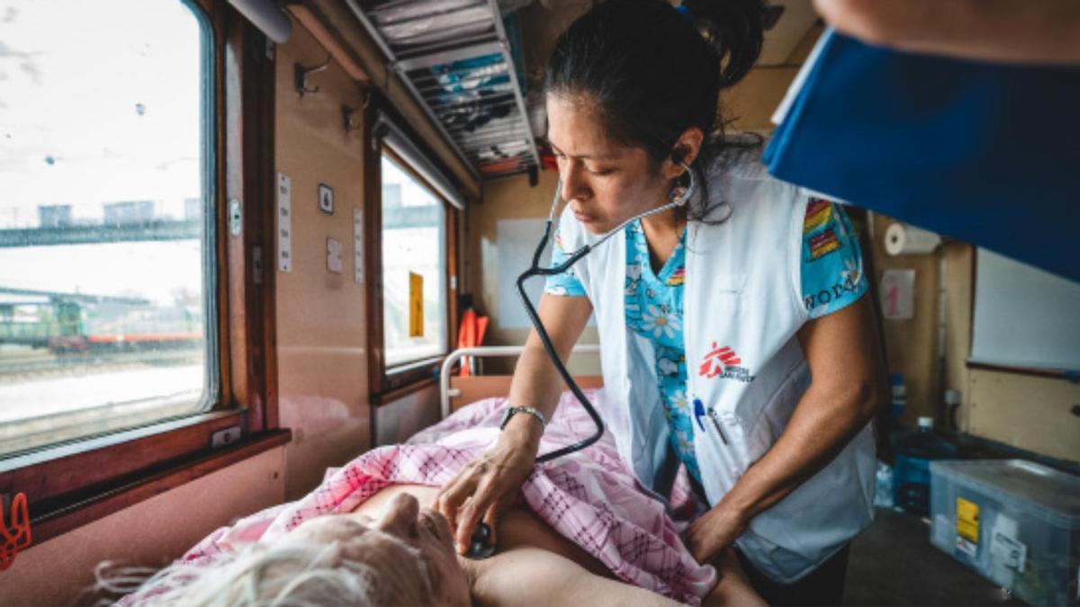 La doctora Guadalupe Garcia Noria supervisa un pacient en un trajecte en tren hospitalitzat, a Ucraïna