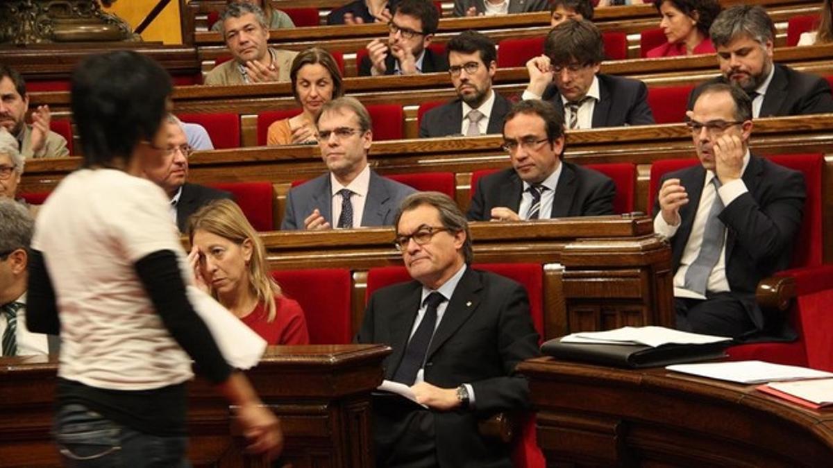 Anna Gabriel se dirige a su escaño en presencia de Artur Mas, el pasado 9 de noviembre en el Parlament.