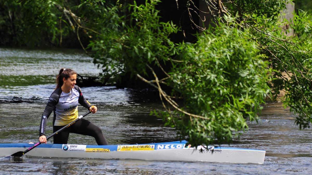 María Pérez Aragunde durante un entrenamiento en el río Umia.