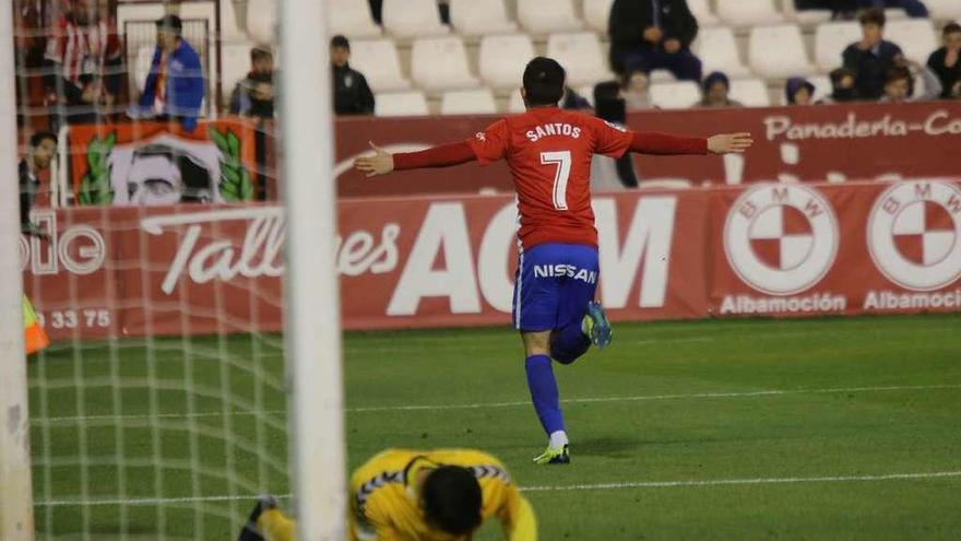 Santos celebra uno de sus dos goles al Albacete, con Tomeu Nadal en el suelo.