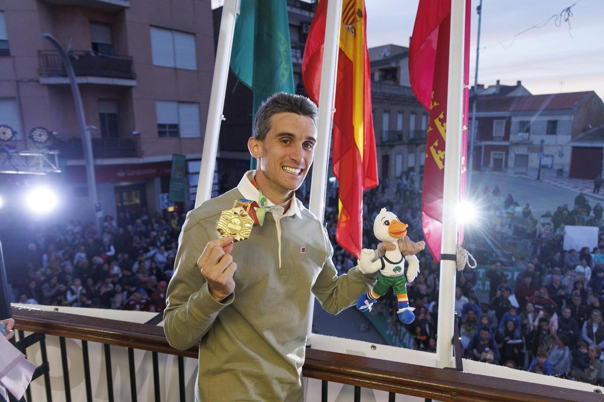 Mariano García posa con la medalla de oro en lo alto del balcón del Ayuntamiento de Fuente Álamo.