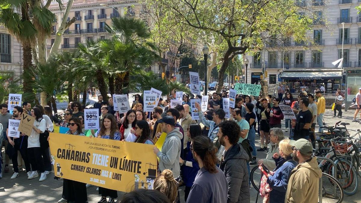 Manifestantes protestan contra el turismo de Canarias, en Barcelona.