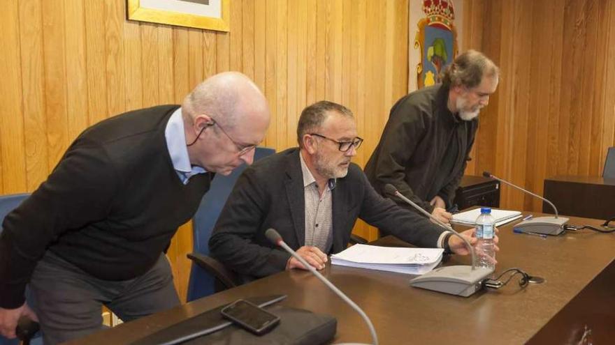 Bao, al fondo, en una rueda de prensa con el alcalde, en el centro, y Augusto Rey, que dimitió en noviembre.