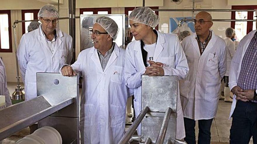 Clara San Damián, en centro de la imagen, con responsables de Zamora 10 y de la Escuela de Industrias Lácteas, ayer.