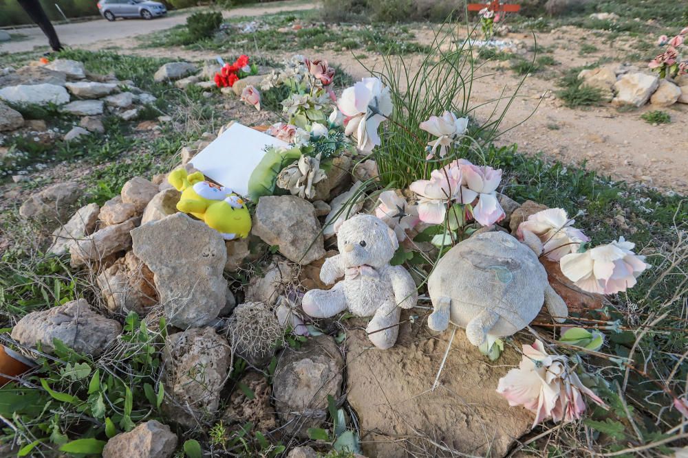 Junto al parque de Lo Albentosa de Torrevieja se extienden fosas y lápidas en una práctica no regulada