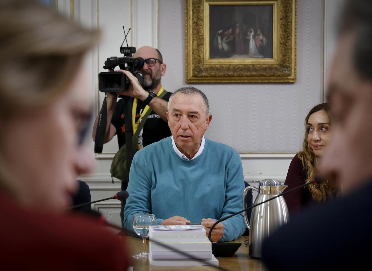El síndic de Compromís, Joan Baldoví, acude a la junta de portavoces en las Corts, este martes.