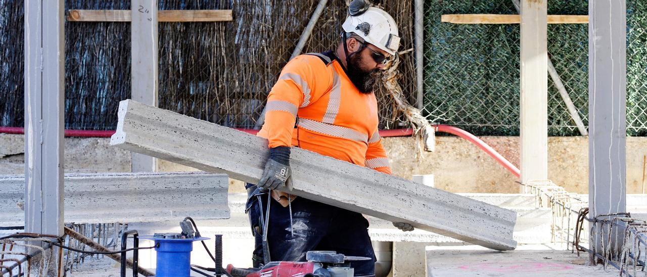 Albañil en una obra.