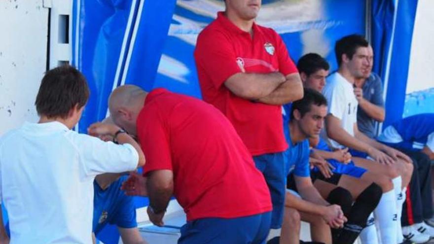 Chema, técnico del Torrevieja, observa un partido.