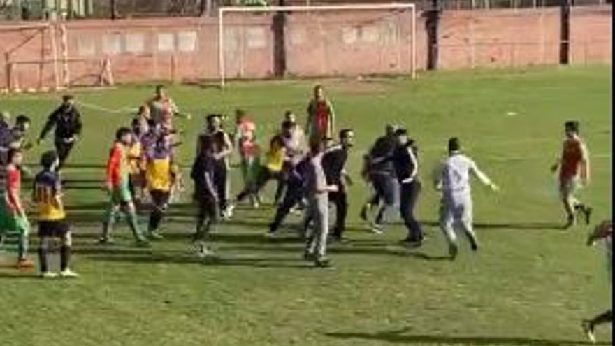 El partit Lladó-Mont-ras B acaba amb una baralla al mig del camp