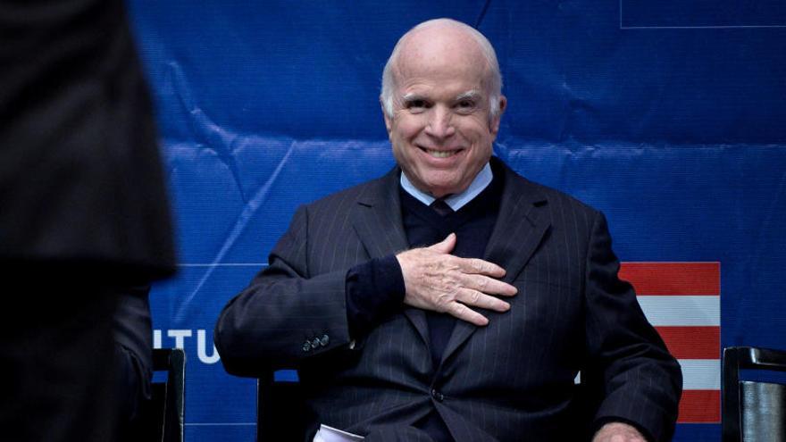 El senador John McCain.