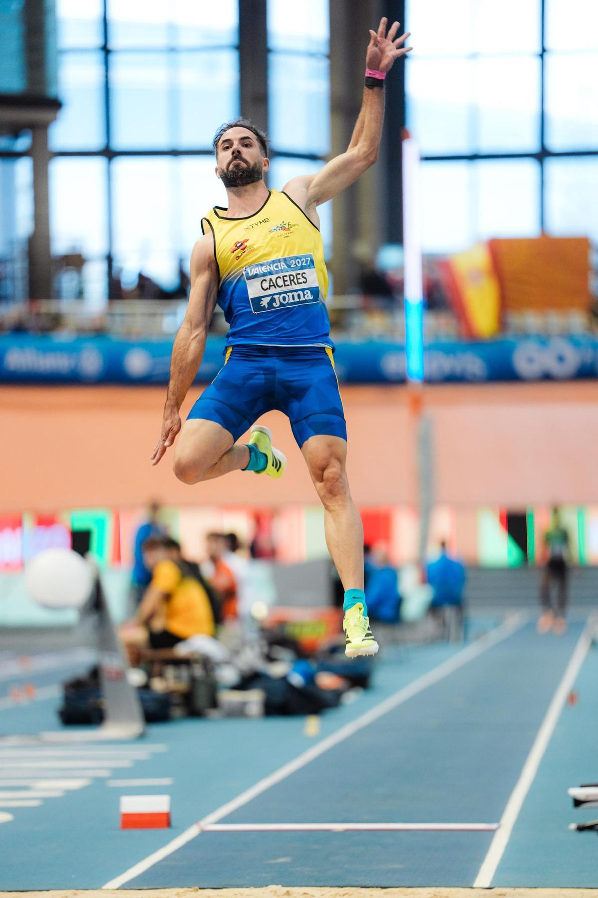 Eusebio Cáceres realiza un salto durante el campeonato de España indoor de 2026