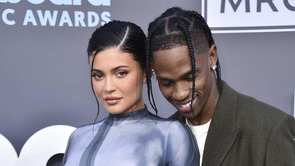 Kylie Jenner y Travis Scott en la alfombra roja de los Premios Billboard 2022