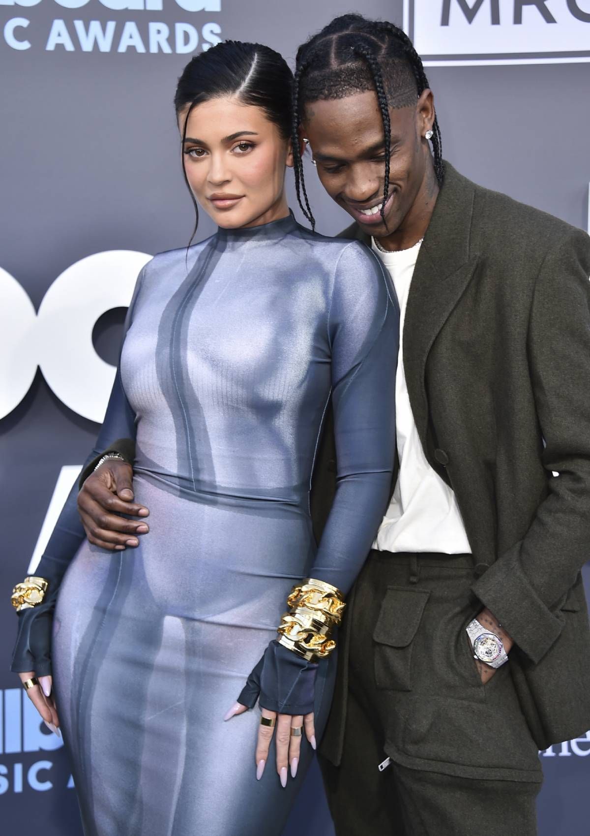 Kylie Jenner y Travis Scott en la alfombra roja de los Premios Billboard 2022