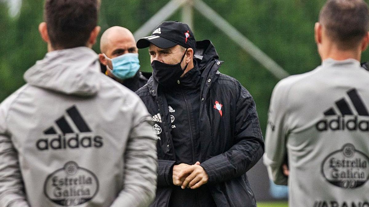 Eduardo Coudet habla con los jugadores del Celta en un reciente entrenamiento. |  // RC CELTA