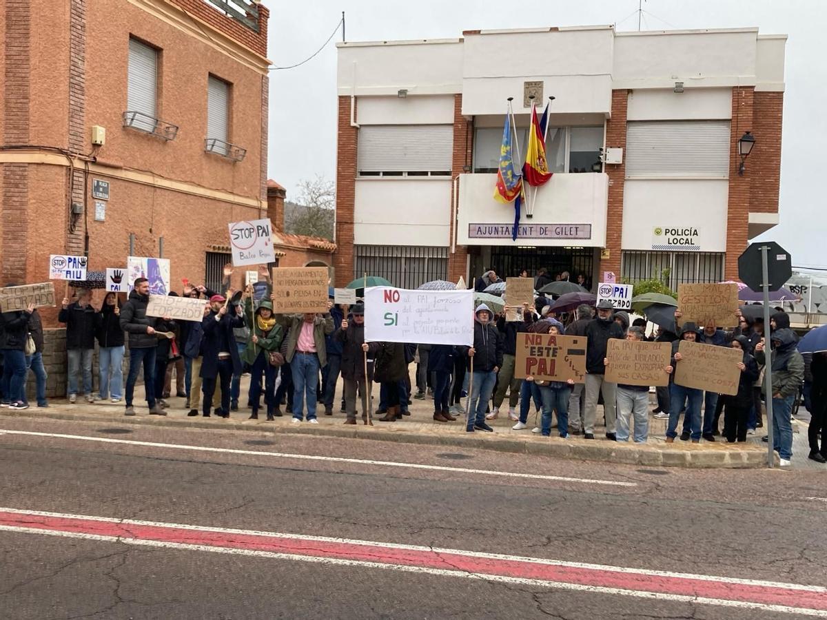 Manifestantes en la puerta del Ayuntamiento de Gilet.