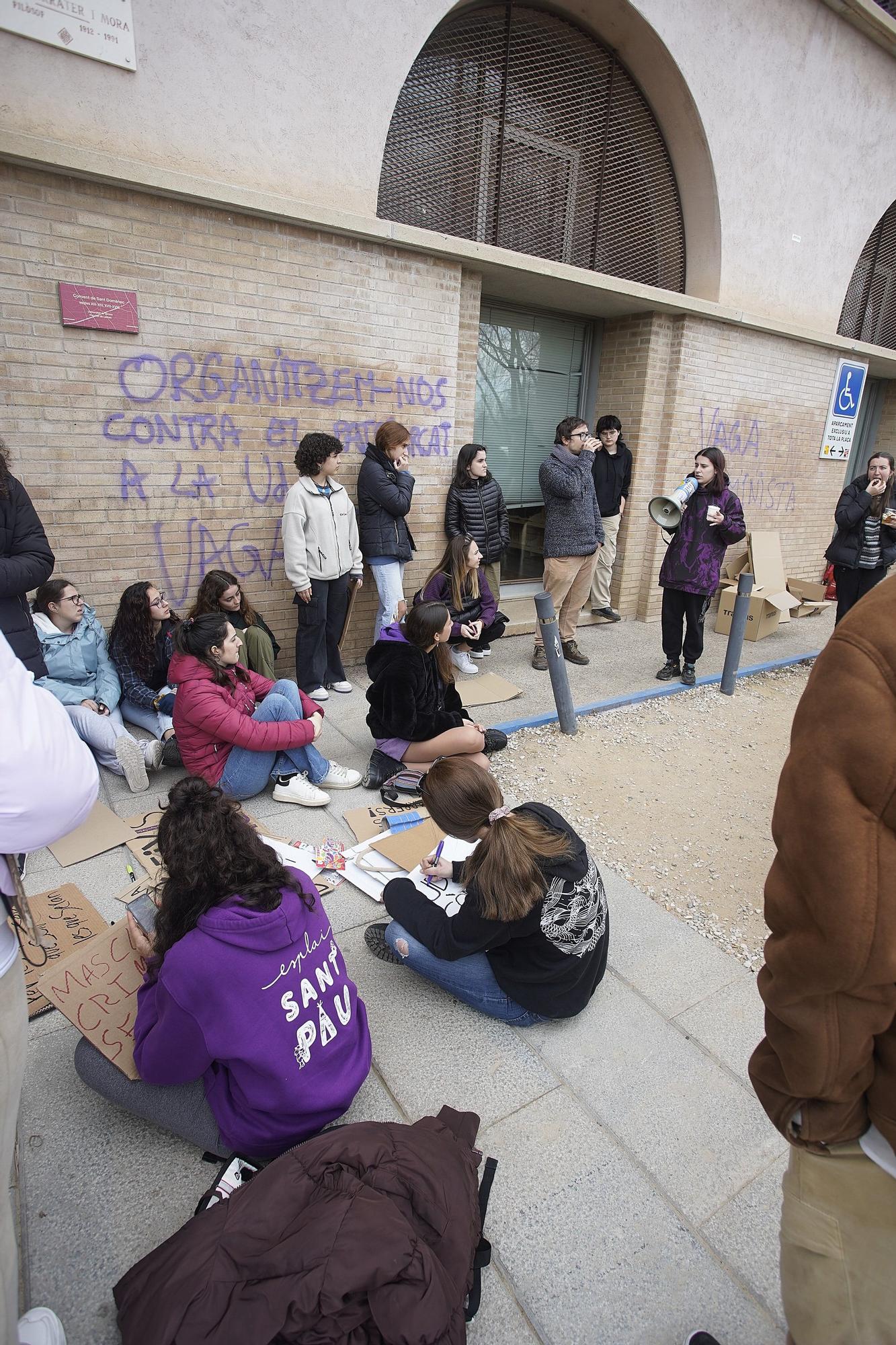 Els piquets per la vaga feminista bloquegen l'entrada al Campus del Barri Vell de la UdG