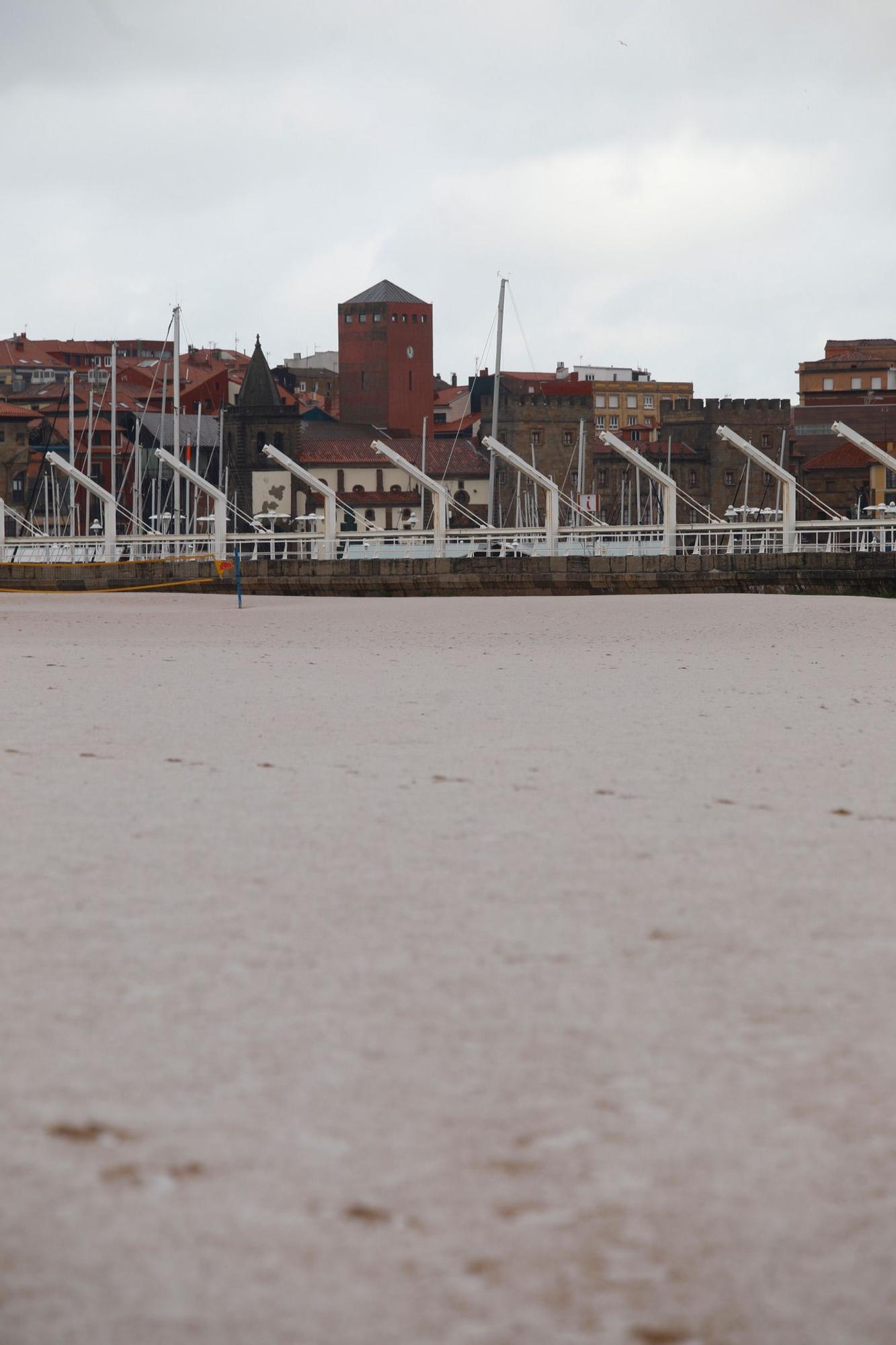 Las imágenes que deja el temporal en Gijón.