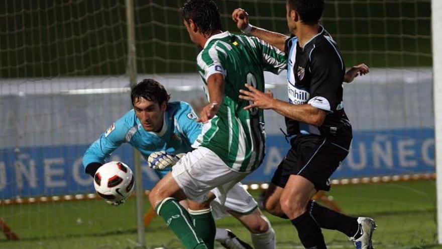 El ex cancerbero del Málaga, Iñaki Goitia, ahora en el Betis, sale por un balón.