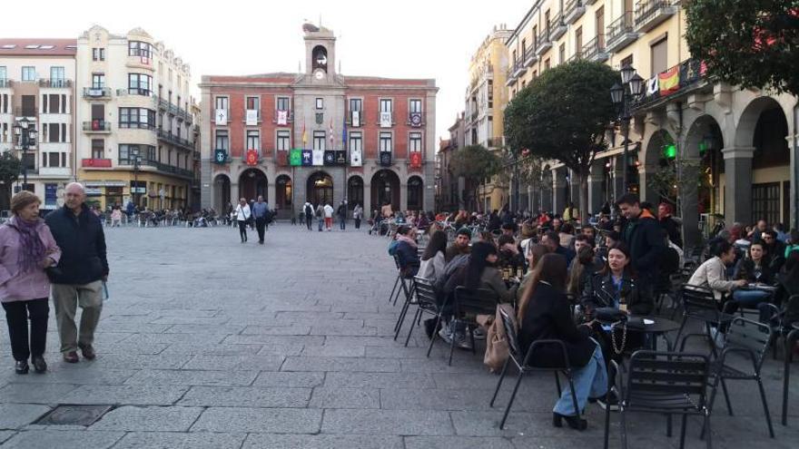 Las terrazas de la Plaza Mayor de Zamora, llenas el pasado martes.
