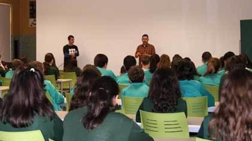 La charla que ofreció Tom Fernández en el Santo Domingo de Guzmán.