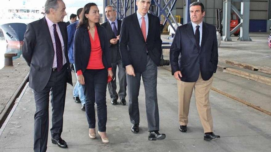 José Benito Suárez, María Ramallo, Fracisco Conde y Víctor Nogueira, durante la visita al puerto.  // S.A.